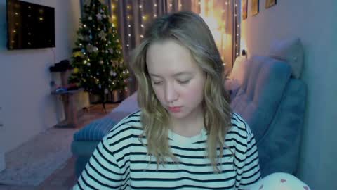 Snapshot of _lalune_ chatting on December 17, 8:43 pm _lalune_ online show from December 17, 8:43 pm