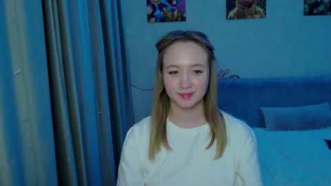 Snapshot of _lalune_ chatting on December 29, 3:11 am _lalune_ online show from December 29, 3:11 am