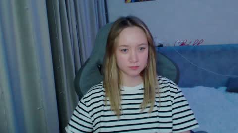 Snapshot of _lalune_ chatting on January 17, 12:53 am _lalune_ online show from January 17, 12:53 am