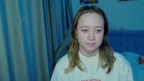Snapshot of _lalune_ chatting on February 7, 1:04 am _lalune_ online show from February 7, 1:04 am