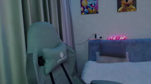 Snapshot of _lalune_ chatting on February 12, 10:04 pm _lalune_ online show from February 12, 10:04 pm