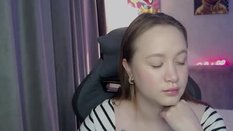 Snapshot of _lalune_ chatting on October 2, 12:17 am _lalune_ online show from October 2, 12:17 am