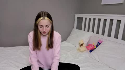 Snapshot of _little_butterfly_ chatting on November 12, 2:17 pm Emma online show from November 12, 2:17 pm