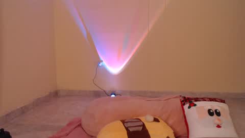 Snapshot of _maiahairy_ chatting on December 9, 12:45 am Maia online show from December 9, 12:45 am
