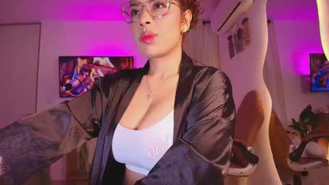 Snapshot of _megan_akbar chatting on October 1, 12:11 pm Marce online show from October 1, 12:11 pm