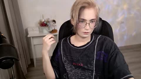 _meow_neko_ online show from April 7, 2:12 am