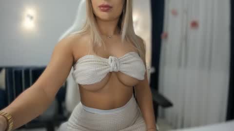 Snapshot of _missperfection_ chatting on February 4, 3:00 am .. my fav tip 1120040012123335 online show from February 4, 3:00 am