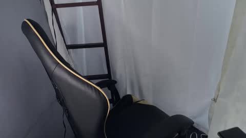 Snapshot of _natalieey chatting on December 1, 5:23 am nics online show from December 1, 5:23 am