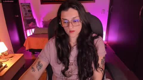 Snapshot of _peach__ chatting on October 21, 3:29 am violeta ig online show from October 21, 3:29 am