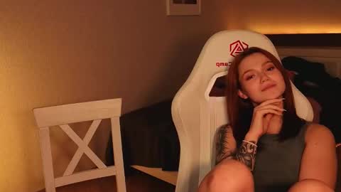 Snapshot of _reverse_gang_ chatting on November 18, 2:32 pm LISSAPVT IS OPEN online show from November 18, 2:32 pm