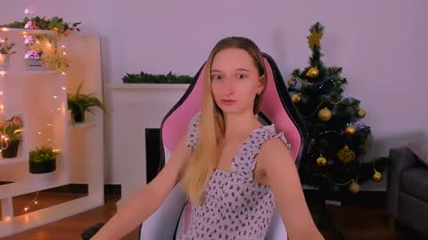 Snapshot of _ri_na_ chatting on December 19, 12:34 pm I am Rina online show from December 19, 12:34 pm