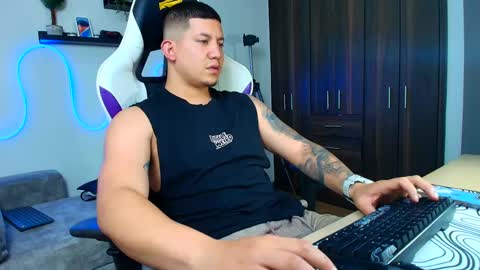 Snapshot of _robertobaggio chatting on February 8, 6:44 pm Roberto online show from February 8, 6:44 pm