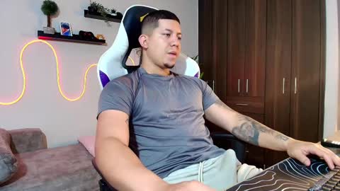 Snapshot of _robertobaggio chatting on February 25, 12:34 pm Roberto online show from February 25, 12:34 pm