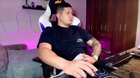 Snapshot of _robertobaggio chatting on March 12, 12:36 pm Roberto online show from March 12, 12:36 pm