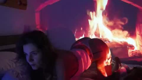 Snapshot of _sensualia_ chatting on December 3, 9:35 pm Lia online show from December 3, 9:35 pm