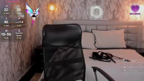 Snapshot of _skinnydoll chatting on October 10, 3:27 am Lana online show from October 10, 3:27 am