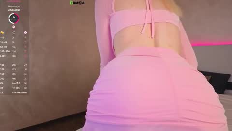 Snapshot of _sophielov chatting on October 1, 7:58 am Sophie online show from October 1, 7:58 am