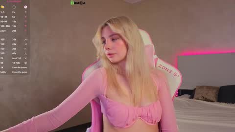 Snapshot of _sophielov chatting on October 2, 6:26 pm Sophie online show from October 2, 6:26 pm