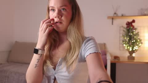 Snapshot of _teasecake_ chatting on December 16, 1:42 am Annie online show from December 16, 1:42 am