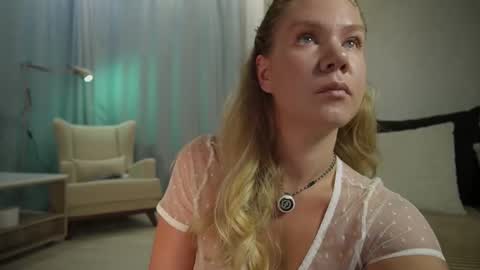 Snapshot of _teasecake_ chatting on October 13, 1:38 am Annie online show from October 13, 1:38 am