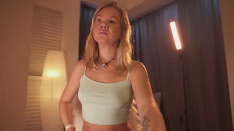 Snapshot of _teasecake_ chatting on December 1, 1:54 am Annie online show from December 1, 1:54 am