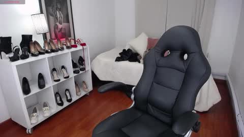 Snapshot of _victoria_collins chatting on December 19, 9:40 am Sol online show from December 19, 9:40 am