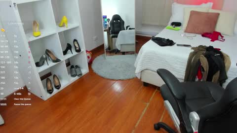 Snapshot of _victoria_collins chatting on March 9, 1:59 pm Sol online show from March 9, 1:59 pm