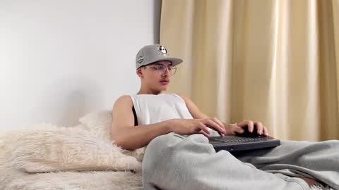 alejo online show from December 2, 12:30 am