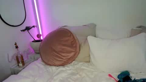 Snapshot of aaliyahlayla chatting on January 19, 2:36 am Aaliyahlayla online show from January 19, 2:36 am