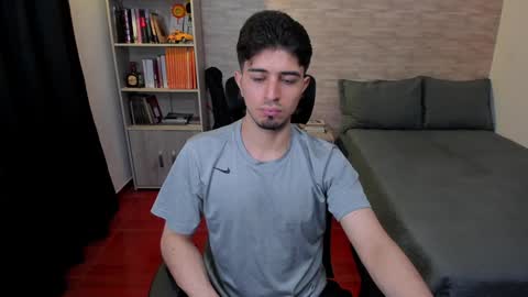 Snapshot of aaron_paul_ chatting on December 7, 6:59 pm Aaron online show from December 7, 6:59 pm