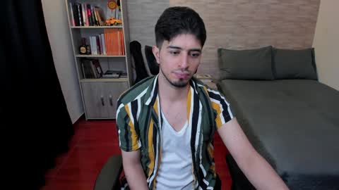 Snapshot of aaron_paul_ chatting on December 12, 8:43 pm Aaron online show from December 12, 8:43 pm