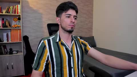 Snapshot of aaron_paul_ chatting on March 9, 7:26 pm Aaron online show from March 9, 7:26 pm