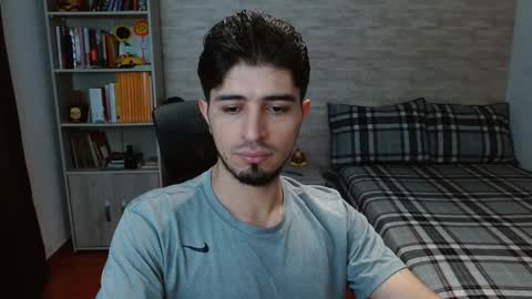 Snapshot of aaron_paul_ chatting on October 23, 7:23 pm Aaron online show from October 23, 7:23 pm