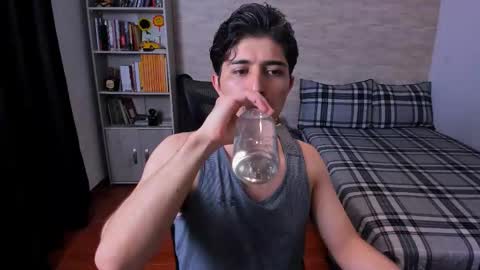 Snapshot of aaron_paul_ chatting on December 1, 12:15 am Aaron online show from December 1, 12:15 am