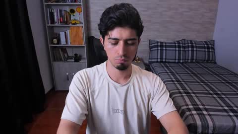 Snapshot of aaron_paul_ chatting on December 2, 10:05 pm Aaron online show from December 2, 10:05 pm