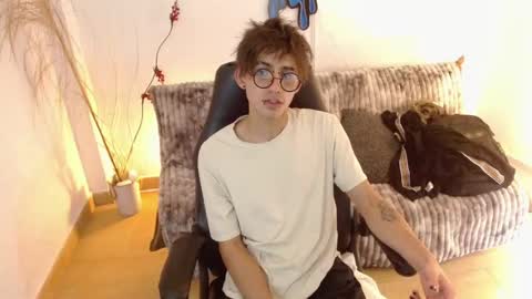 Snapshot of aaronbeer_ chatting on February 4, 1:39 pm Aaron online show from February 4, 1:39 pm