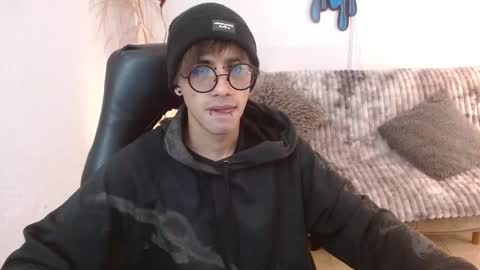 Snapshot of aaronbeer_ chatting on February 7, 11:14 am Aaron online show from February 7, 11:14 am