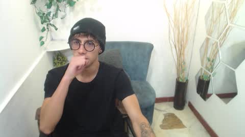 Snapshot of aaronbeer_ chatting on February 9, 11:58 am Aaron online show from February 9, 11:58 am