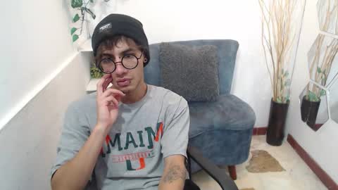 Snapshot of aaronbeer_ chatting on February 13, 11:50 am Aaron online show from February 13, 11:50 am