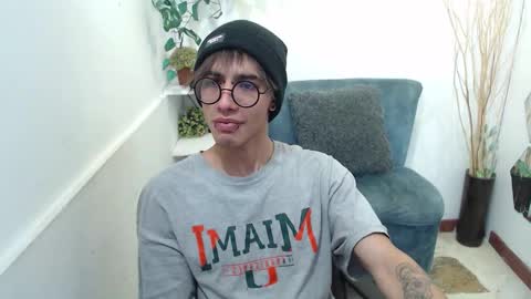 Snapshot of aaronbeer_ chatting on February 23, 11:29 am Aaron online show from February 23, 11:29 am