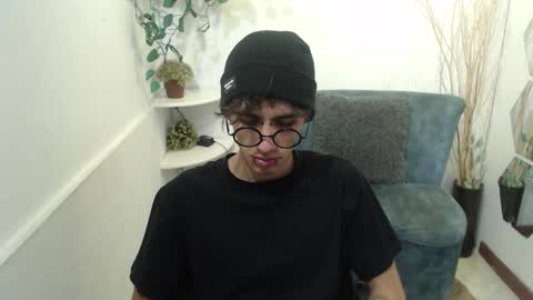 Snapshot of aaronbeer_ chatting on February 26, 11:42 am Aaron online show from February 26, 11:42 am