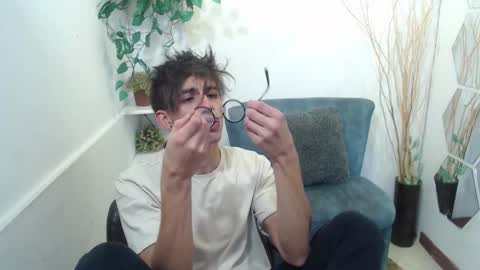 Snapshot of aaronbeer_ chatting on March 3, 1:06 pm Aaron online show from March 3, 1:06 pm