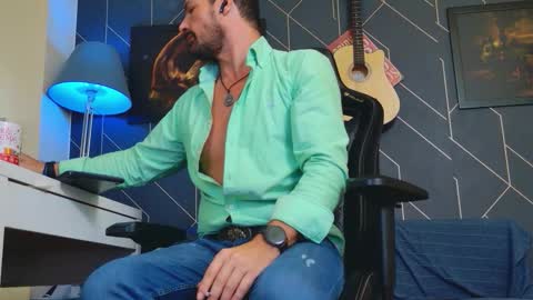 Snapshot of aaronbomer chatting on September 17, 6:37 am Aaron online show from September 17, 6:37 am