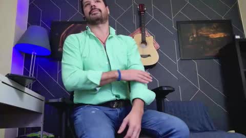 Snapshot of aaronbomer chatting on November 28, 5:32 am Aaron online show from November 28, 5:32 am