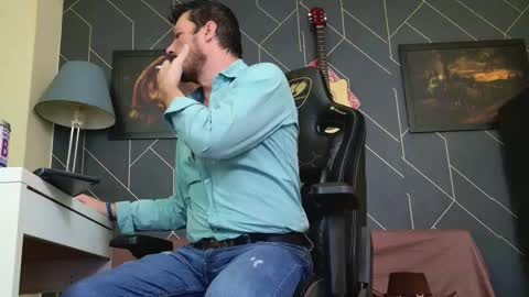 Snapshot of aaronbomer chatting on December 3, 8:00 am Aaron online show from December 3, 8:00 am