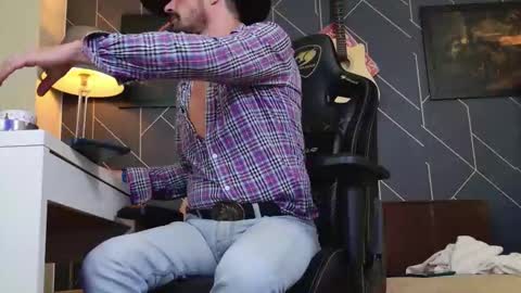 Snapshot of aaronbomer chatting on December 13, 7:53 pm Aaron online show from December 13, 7:53 pm