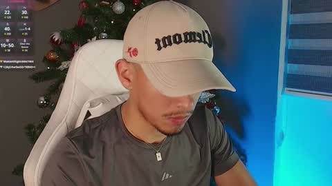 Snapshot of aaronfox_ chatting on December 7, 5:59 am AARON online show from December 7, 5:59 am