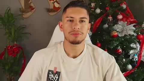 Snapshot of aaronfox_ chatting on December 9, 8:01 pm AARON online show from December 9, 8:01 pm