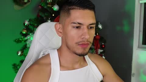 Snapshot of aaronfox_ chatting on December 11, 3:24 am AARON online show from December 11, 3:24 am