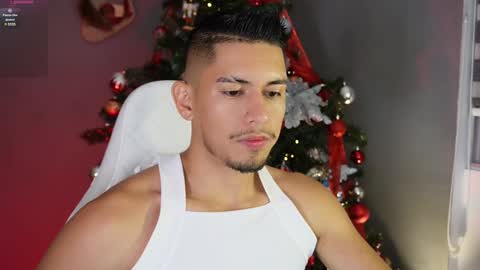 Snapshot of aaronfox_ chatting on December 11, 6:25 am AARON online show from December 11, 6:25 am